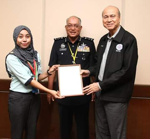 Bantuan Kerusi Roda Untuk Sukarelawan Simpanan PDRM